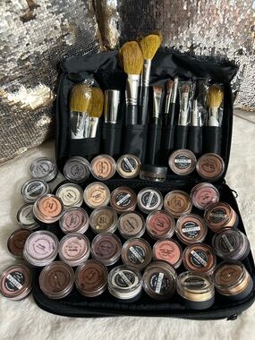 bareMinerals with pots and brushes